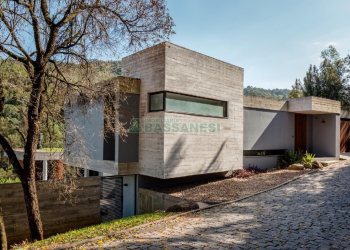 Casa com 484m², 3 dormitórios, 2 vagas, no bairro Linha 40 em Caxias do Sul para Comprar