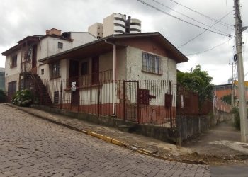 Casa com 160m², 4 dormitórios, no bairro Pioneiro em Caxias do Sul para Comprar