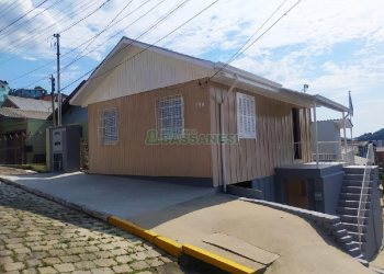 Casa com 90m², 2 dormitórios, 2 vagas, no bairro Planalto em Caxias do Sul para Comprar