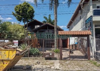 Casa com 158m², 2 dormitórios, 2 vagas, no bairro Interlagos em Caxias do Sul para Comprar