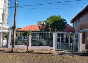 Casa com 129m², 3 dormitórios, 1 vaga, no bairro Cinqüentenário em Caxias do Sul para Comprar