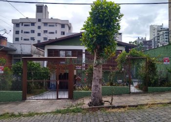 Casa com 196m², 4 dormitórios, 2 vagas, no bairro Panazzolo em Caxias do Sul para Comprar