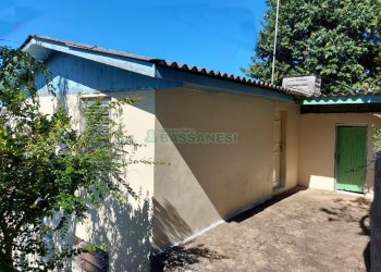Casa com 40m², 2 dormitórios, 1 vaga, no bairro Universitário em Caxias do Sul para Alugar