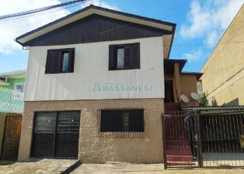Casa com 100m², 4 dormitórios, 2 vagas, no bairro Cruzeiro em Caxias do Sul para Comprar