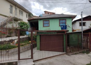 Casa, 5 dormitórios, 1 vaga, no bairro Kayser em Caxias do Sul para Comprar