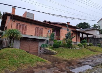 Casa com 320m², 3 dormitórios, 2 vagas, no bairro Colina Sorriso em Caxias do Sul para Comprar