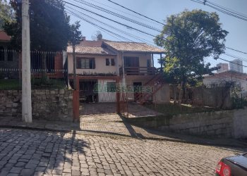 Casa com 360m², 4 dormitórios, 1 vaga, no bairro Panazzolo em Caxias do Sul para Comprar