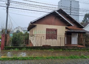 Casa com 52m², 3 dormitórios, 1 vaga, no bairro Pio X em Caxias do Sul para Comprar