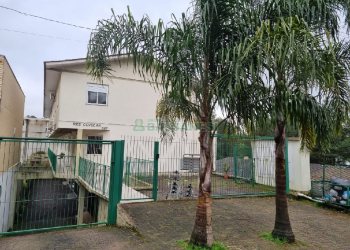 Sobrado com 49m², 2 dormitórios, 2 vagas, no bairro Marechal Floriano em Caxias do Sul para Comprar