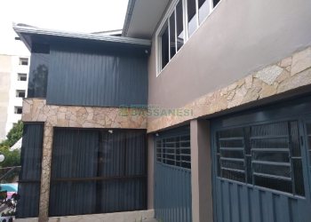 Casa com 281m², 6 dormitórios, 3 vagas, no bairro Cidade Nova em Caxias do Sul para Comprar