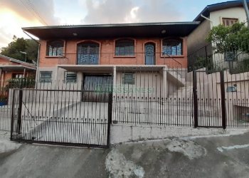 Casa com 208m², 3 dormitórios, 3 vagas, no bairro Planalto em Caxias do Sul para Comprar