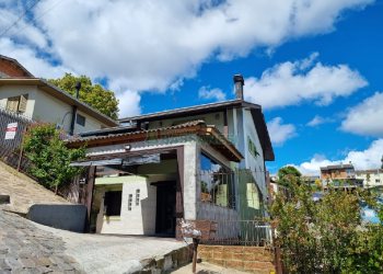 Casa com 132m², 4 dormitórios, 1 vaga, no bairro Rio Branco em Caxias do Sul para Comprar