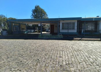 Casa com 360m², 6 dormitórios, 5 vagas, no bairro Cinqüentenário em Caxias do Sul para Comprar