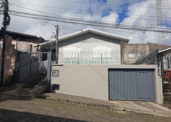 Casa com 115m², 2 dormitórios, 3 vagas, no bairro Pioneiro em Caxias do Sul para Comprar