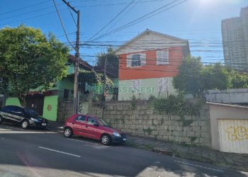 Casa com 100m², 3 dormitórios, 2 vagas, no bairro Centro em Caxias do Sul para Comprar