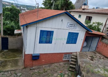 Casa com 200m², 3 dormitórios, 1 vaga, no bairro Universitário em Caxias do Sul para Comprar