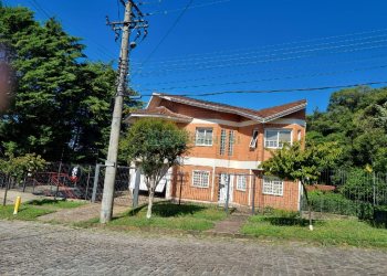 Casa com 650m², 3 dormitórios, 2 vagas, no bairro Santa Catarina em Caxias do Sul para Comprar