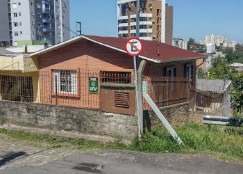 Casa com 80m², 2 dormitórios, 1 vaga, no bairro Sagrada Família em Caxias do Sul para Comprar