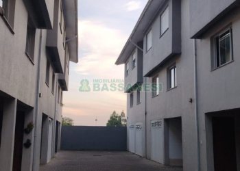 Sobrado com 84m², 2 dormitórios, 1 vaga, no bairro Charqueadas em Caxias do Sul para Comprar