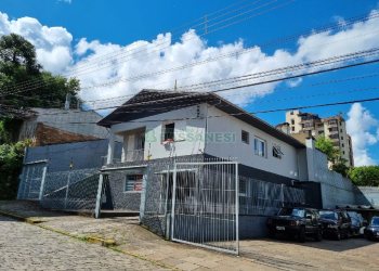 Casa com 235m², 3 dormitórios, 2 vagas, no bairro Rio Branco em Caxias do Sul para Comprar