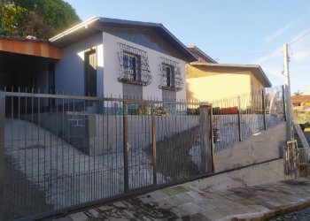 Casa com 60m², 2 dormitórios, 1 vaga, no bairro Rio Branco em Caxias do Sul para Comprar