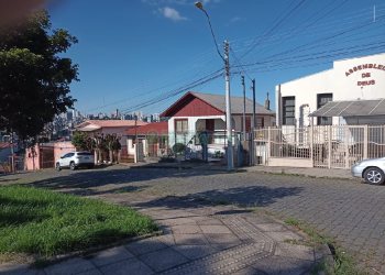 Casa com 90m², 2 dormitórios, 1 vaga, no bairro Kayser em Caxias do Sul para Comprar