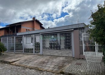 Casa com 210m², 3 dormitórios, 2 vagas, no bairro Interlagos em Caxias do Sul para Comprar