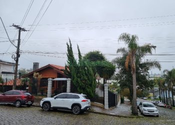 Casa com 229m², 3 dormitórios, 1 vaga, no bairro Cinqüentenário em Caxias do Sul para Comprar