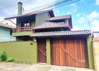 Casa com 249m², 3 dormitórios, 2 vagas, no bairro Desvio Rizzo em Caxias do Sul para Comprar