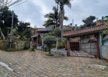 Casa com 295m², 4 dormitórios, 2 vagas, no bairro Charqueadas em Caxias do Sul para Comprar