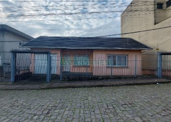 Casa com 209m², 3 dormitórios, 1 vaga, no bairro Rio Branco em Caxias do Sul para Comprar