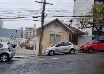 Casa com 130m², 5 dormitórios, 2 vagas, no bairro Centro em Caxias do Sul para Comprar