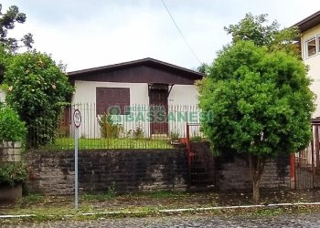 Casa com 58m², 3 dormitórios, 1 vaga, no bairro Exposição em Caxias do Sul para Comprar