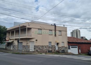 Casa com 300m², 4 dormitórios, 2 vagas, no bairro Centro em Caxias do Sul para Comprar