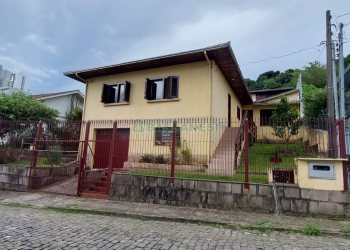 Casa com 100m², 3 dormitórios, 1 vaga, no bairro Petrópolis em Caxias do Sul para Alugar