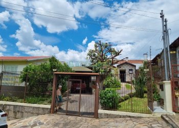 Casa com 100m², 3 dormitórios, 1 vaga, no bairro Marechal Floriano em Caxias do Sul para Comprar