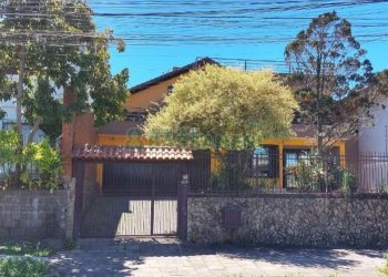 Casa com 356m², 4 dormitórios, 2 vagas, no bairro Charqueadas em Caxias do Sul para Comprar