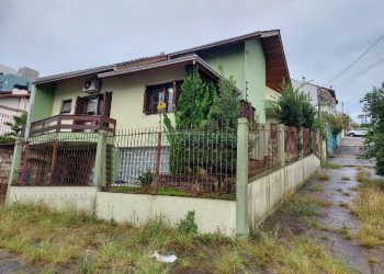 Casa com 150m², 3 dormitórios, 3 vagas, no bairro Kayser em Caxias do Sul para Comprar