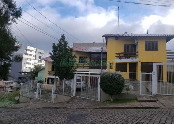 Sobrado com 110m², 3 dormitórios, 1 vaga, no bairro Nossa Senhora da Saúde em Caxias do Sul para Comprar