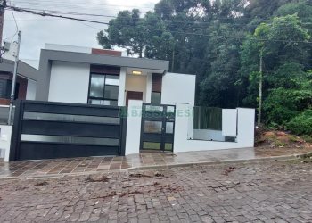 Casa com 175m², 3 dormitórios, 2 vagas, no bairro Ana Rech em Caxias do Sul para Comprar