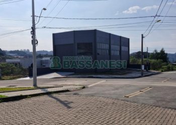 Pavilhão com 334m², no bairro De Lazzer em Caxias do Sul para Comprar
