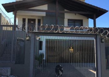 Casa com 265m², 4 dormitórios, 4 vagas, no bairro Vinhedos em Caxias do Sul para Comprar