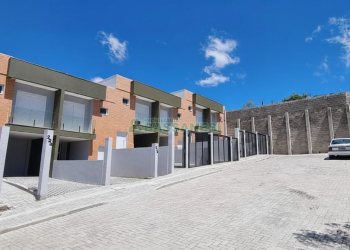 Sobrado com 94m², 3 dormitórios, 2 vagas, no bairro Cristo Redentor em Caxias do Sul para Comprar