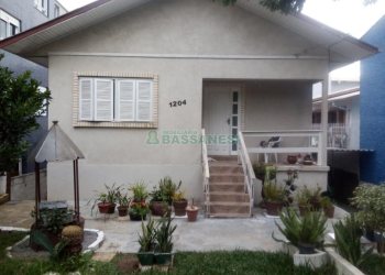 Casa com 140m², 4 dormitórios, 2 vagas, no bairro Petrópolis em Caxias do Sul para Comprar