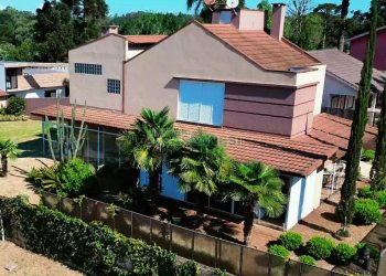 Casa com 400m², 3 dormitórios, 2 vagas, no bairro Forqueta em Caxias do Sul para Comprar