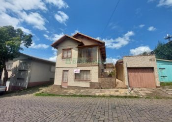 Casa com 178m², 3 dormitórios, 1 vaga, no bairro Pio X em Caxias do Sul para Comprar