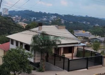 Casa com 60m², 3 dormitórios, 1 vaga, no bairro Desvio Rizzo em Caxias do Sul para Comprar