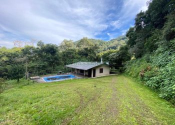 Chácara com 150m², 2 dormitórios, 2 vagas, no bairro Galópolis em Caxias do Sul para Comprar