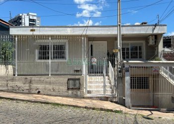Casa com 120m², 3 dormitórios, 3 vagas, no bairro Floresta em Caxias do Sul para Comprar