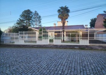 Casa com 270m², 3 dormitórios, 4 vagas, no bairro Cinqüentenário em Caxias do Sul para Comprar